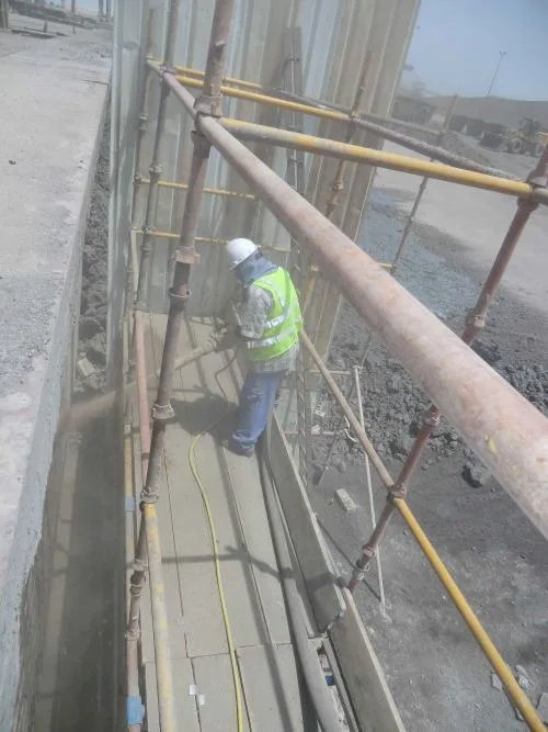 صورة توثيقية ضمن الخرسانة المرشوشة لمنصة تفريغ الخبث الجديدة المقاومة للحرارة في Qatar Steel، الصورة 3 من 9