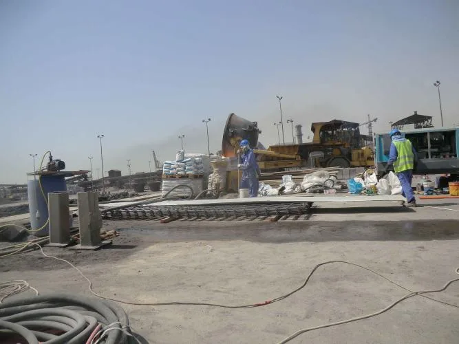 صورة توثيقية ضمن الخرسانة المرشوشة لمنصة تفريغ الخبث الجديدة المقاومة للحرارة في Qatar Steel، الصورة 7 من 9