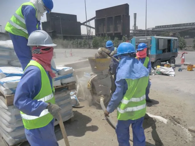 صورة توثيقية ضمن الخرسانة المرشوشة لمنصة تفريغ الخبث الجديدة المقاومة للحرارة في Qatar Steel، الصورة 4 من 9